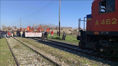ناشطون في اليونان يوقفون قطارا يحمل دبابات للناتو 