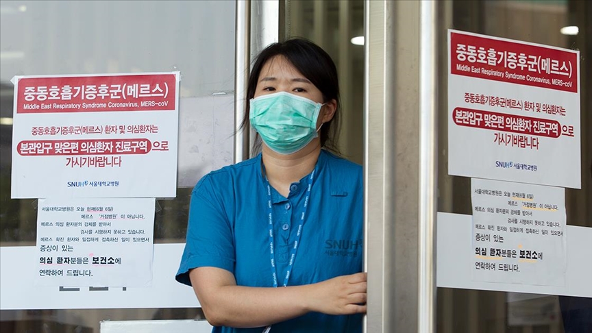 Güney Kore'de artırılan tıp fakültesi kontenjanlarına karşı olan profesörler istifalarını sunuyor