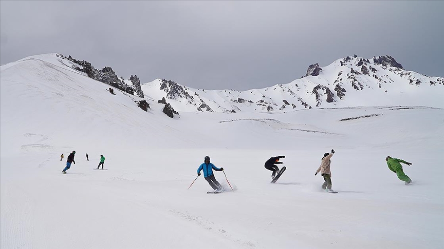 اسکی‌بازان ماجراجو در ارجیس آدرنالین را در اوج تجربه می‌کنند