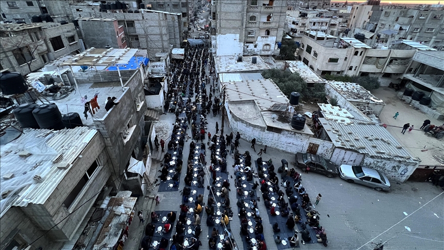 Under shadow of war, hundreds of Palestinians gather for iftar dinner on Rafah streets