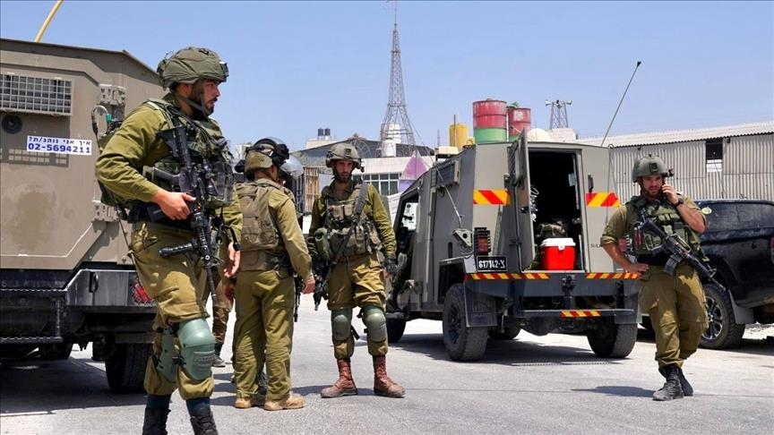 عليها صورة سلاح.. جنود إسرائيليون يمزقون سترة طفل فلسطيني بالخليل