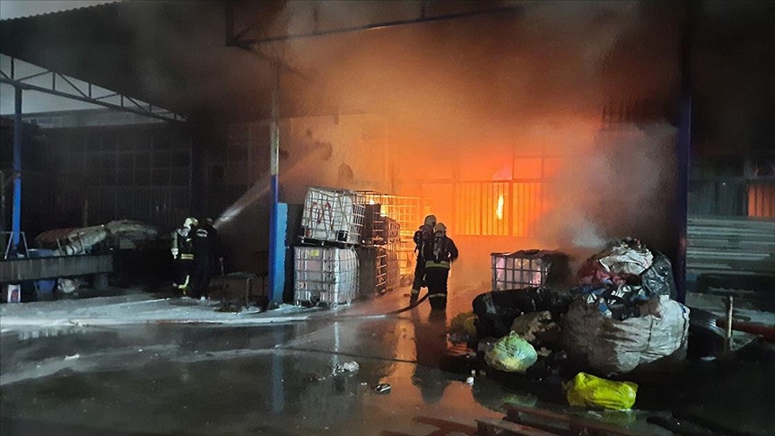 Kocaeli'de sanayi sitesinde çıkan yangın kontrol altına alındı