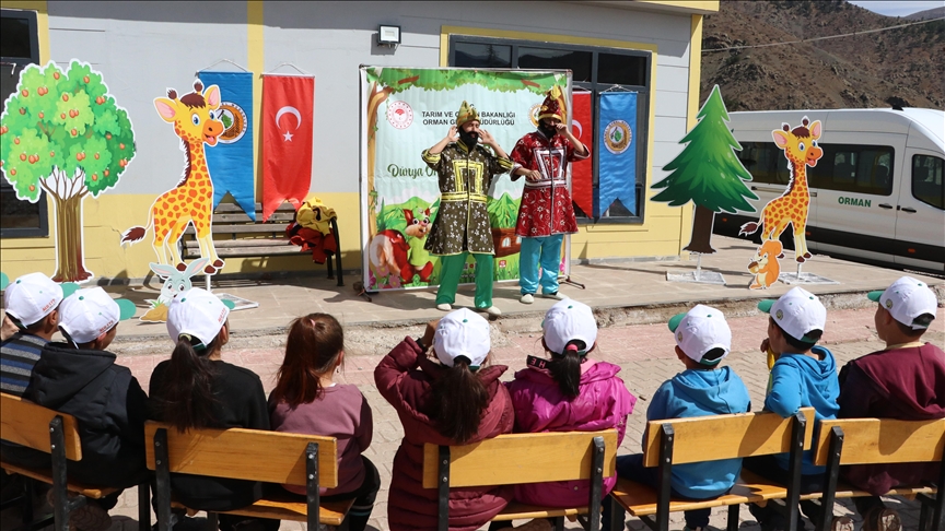 Çocuklara tiyatroyla çevre ve ağaç sevgisi aşılanıyor