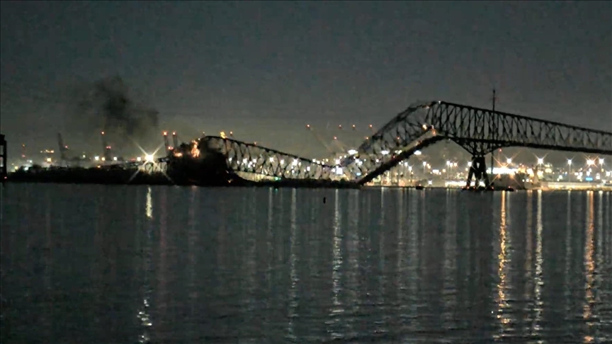 САД: Брод удри во мост во Балтимор, многу возила паднаа во реката