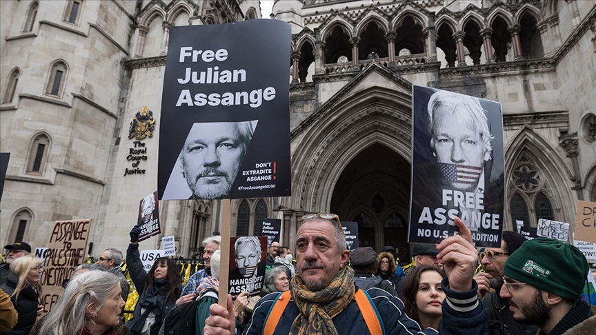 İngiltere'de Yüksek Mahkeme, Julian Assange'ın ABD'ye hemen iade edilemeyeceğine hükmetti