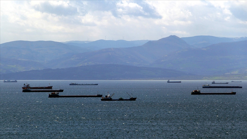 Meteorolojinin fırtına uyarısı sonrası yük gemileri Sinop'un doğal limanına sığındı