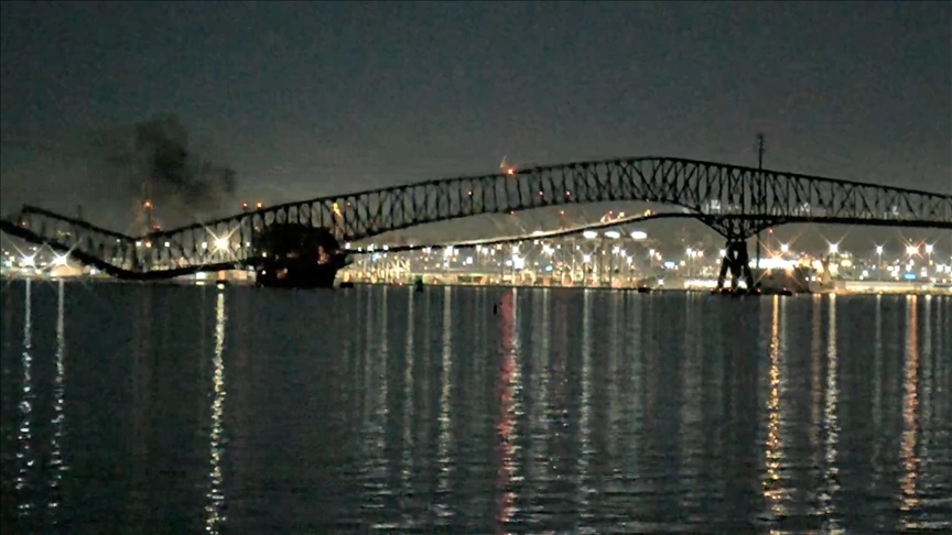 SAD: Brod udario u most u Baltimoreu i srušio ga, više vozila palo u rijeku