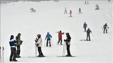حضور گردشگران ایرانی در پیست اسکی ساری‌کامیش ترکیه در تعطیلات نوروزی