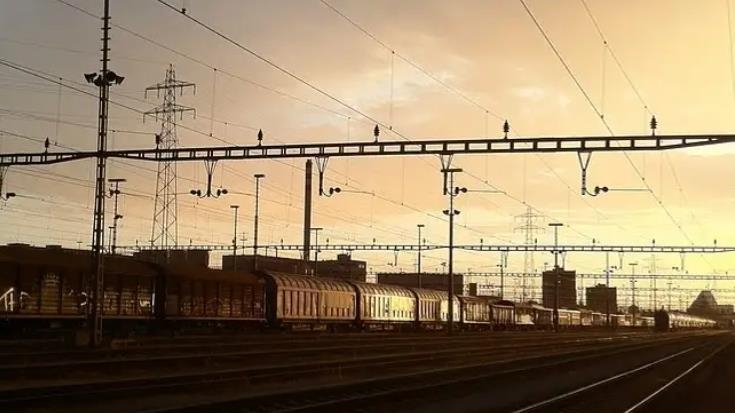 На западе Казахстана сошел с рельсов грузовой поезд