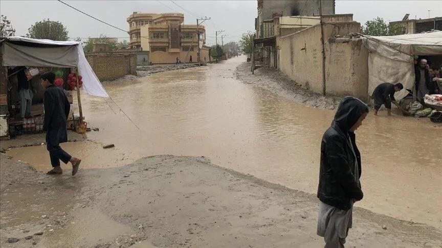 بارش باران و سیل برخی از راه‌های مواصلاتی را در افغانستان مسدود کرد