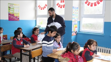 Weqfa Dildarên Perwerdehiyê ya Tirkiyeyê ji bo xwendekarên li Şemdînliyê diyarî şandin