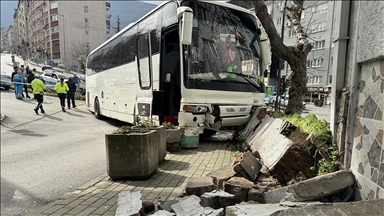 Bursa'da freni arızalanan otobüs, bir araca ve demir korkuluklara çarptı