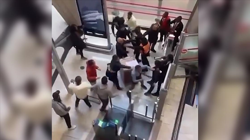 Terör örgütü PKK yandaşları Paris'teki havalimanında olay çıkardı Terör örgütü PKK yandaşları Paris'teki havalimanında olay çıkardı