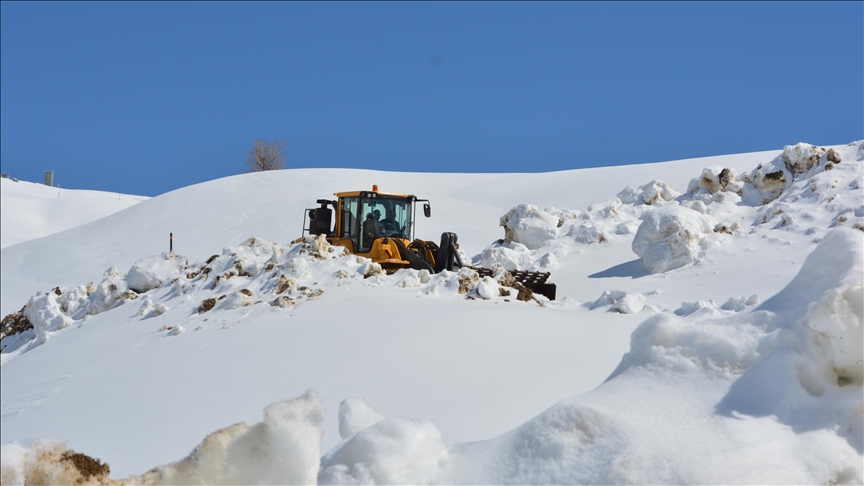 Hakkari'de ekipler, kar kalınlığının 5 metreyi bulduğu üs bölgesinin yolunu açmaya çalışıyor