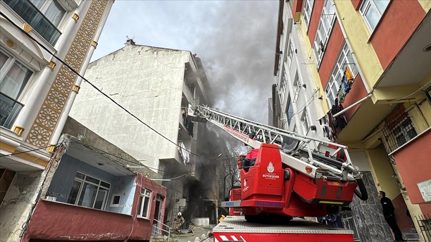 Esenyurt'ta 5 katlı binada çıkan yangın söndürüldü
