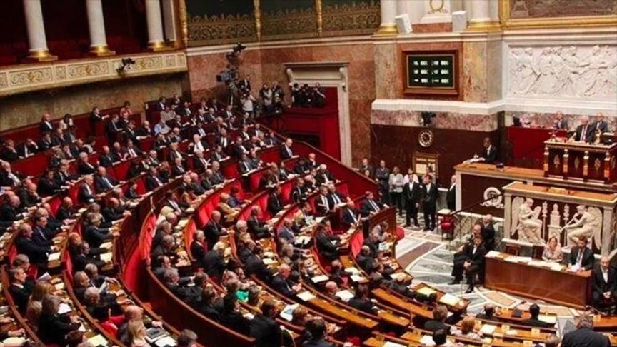 France : l'Assemblée nationale adopte un texte contre la "discrimination capillaire"