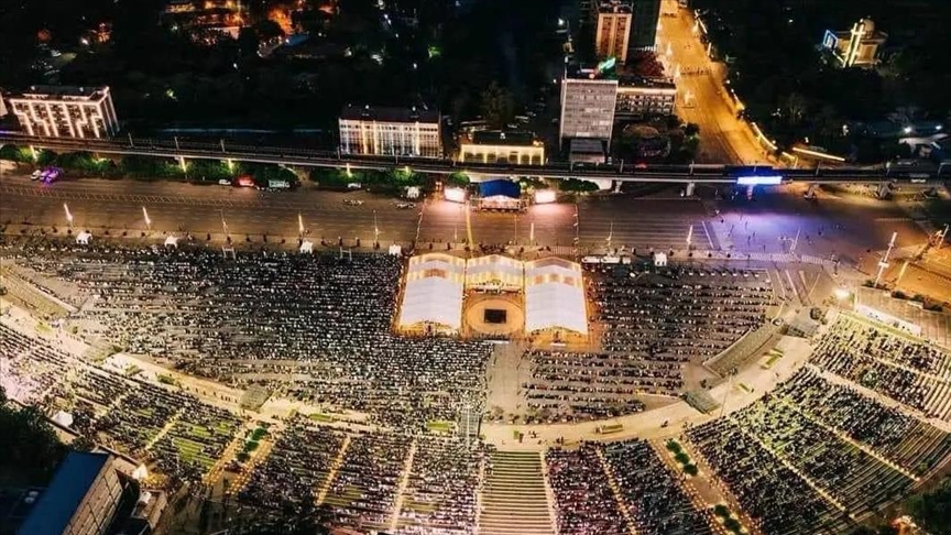 Top Ethiopian Muslim cleric urges prayers for war-torn areas during largest street iftar dinner in capital