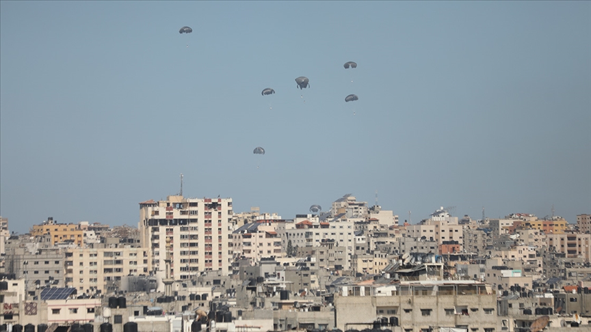 Ürdün, 3 ülkenin katılımıyla Gazze'nin kuzeyine havadan yardım indirdi
