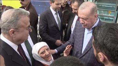 Serokomar Erdogan li Diyarbekirê bi xaltîka salmezin ra sohbet kir