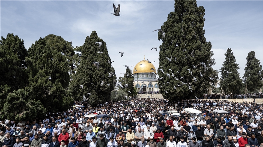 125,000 Palestinians attend Friday prayer at Al-Aqsa despite Israeli restrictions