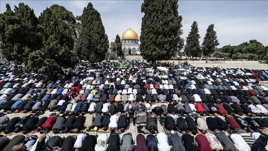 Más de 125.000 palestinos asisten a la oración del viernes en Al Aqsa pese a restricciones de Israel