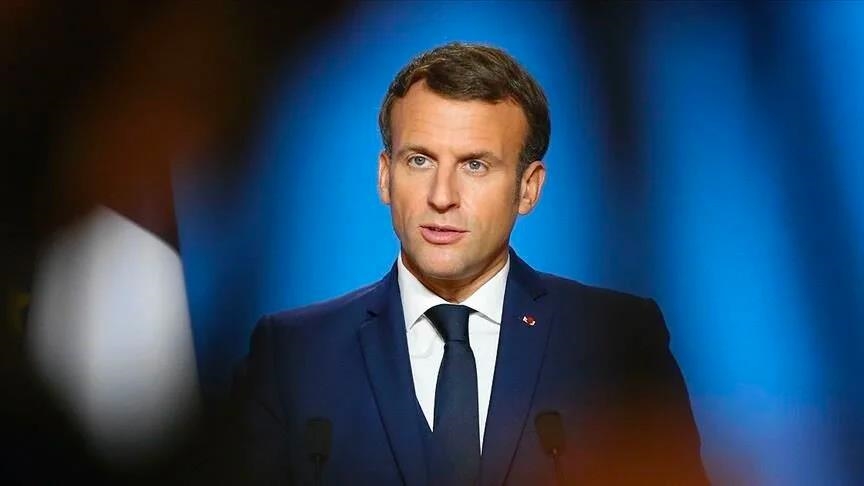 France: Un siège en classe affaire pour transporter deux costumes de Macron, pour un prix approximatif de 4 000 euros