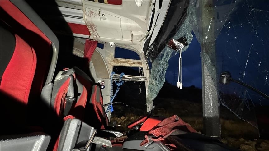 Afrikë e Jugut  45 të vdekur pasi një autobus bie nga ura