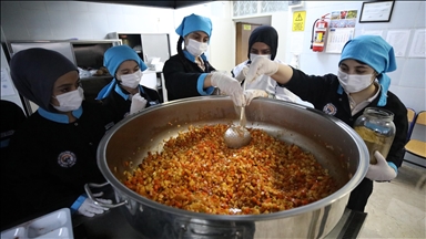 Elazığ'da anaokulu öğrencilerinin yemeğini kız meslek liseliler hazırlıyor 