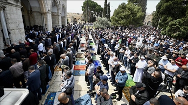 И покрај израелските ограничувања, околу 125.000 Палестинци клањаа петочна молитва во Ал Акса