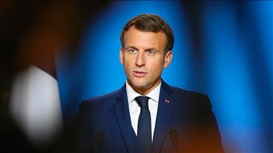 France: Un siège en classe affaire pour transporter deux costumes de Macron, pour un prix approximatif de 4 000 euros