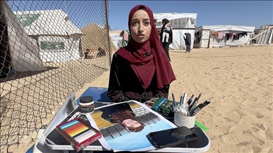 Gazzeli genç sanatçı, İsrail saldırılarının neden olduğu trajediden resim yaparak uzaklaşıyor