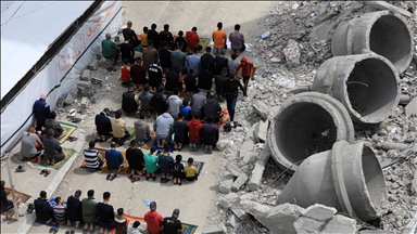Brojni Palestinci na ruševinama džamije u Gazi klanjali džuma-namaz