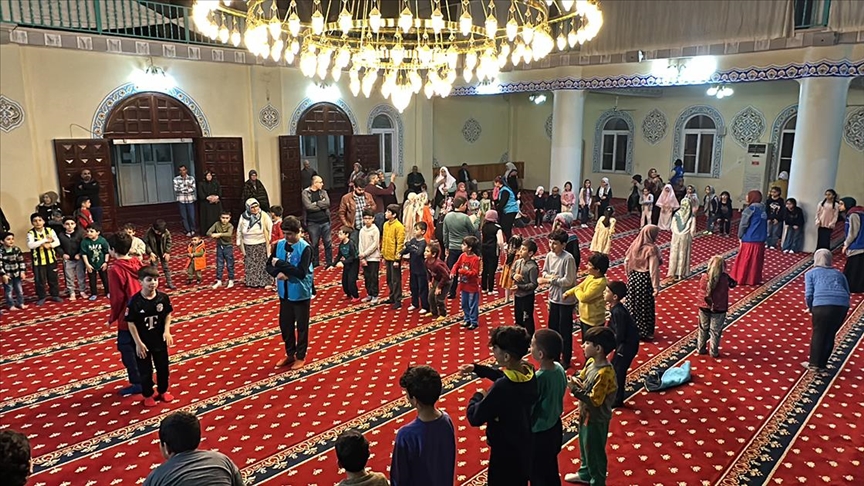 Hatay'da çocuklar ramazanın maneviyatını camide etkinliklerle öğreniyor