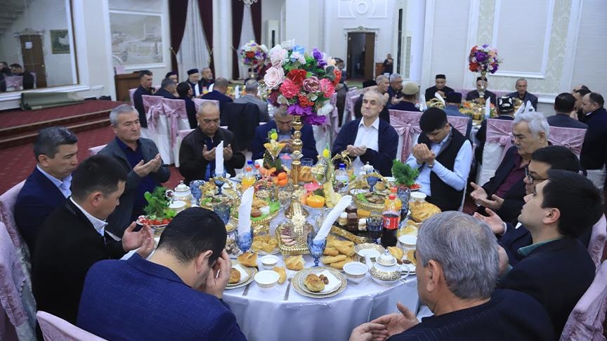  المائدة الرمضانية.. ملتقى العائلات والأصدقاء والجيران بأوزبكستان