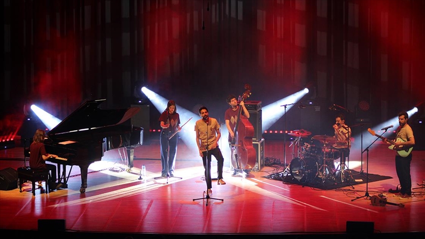 Portekizli şarkıcı Salvador Sobral CRR'de konser verdi