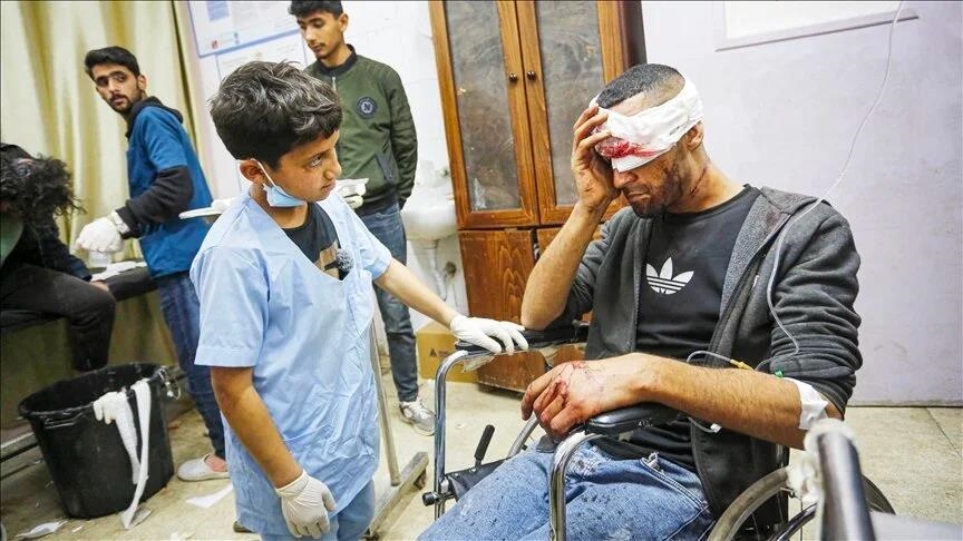 Gaza : un Palestinien de 12 ans assiste les patients d'un hôpital sous les attaques israéliennes