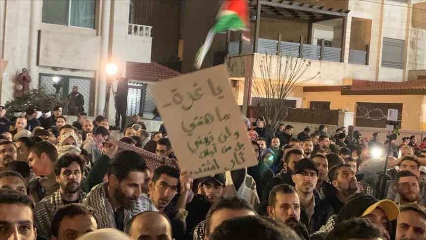 لليوم السادس.. أردنيون يتظاهرون قرب سفارة إسرائيل تضامنا مع غزة