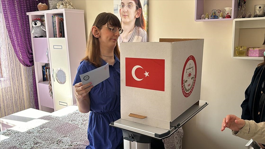 "Dünyanın en uzun boylu kadını" için seyyar sandık getirildi