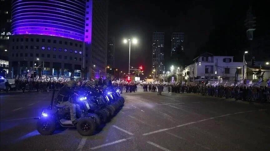 Israël : La police arrête 16 personnes lors des manifestations qui secouent Tel-Aviv