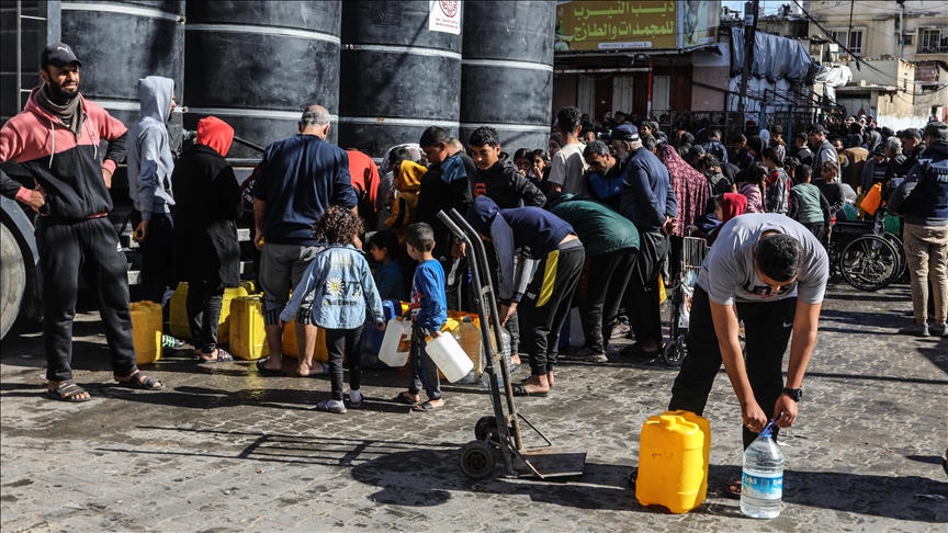 İsrail saldırıları altındaki Gazzeliler, bir yudum su içebilmek için uzun saatler kuyrukta bekliyor