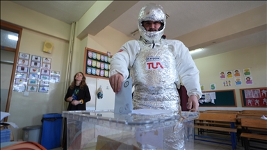 Граѓаните на Туркије гласаа на локалните избори во необични костими