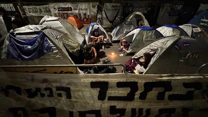 İsrail'de hükümet karşıtı göstericiler Meclis önünde çadırlarda kalmaya başladı