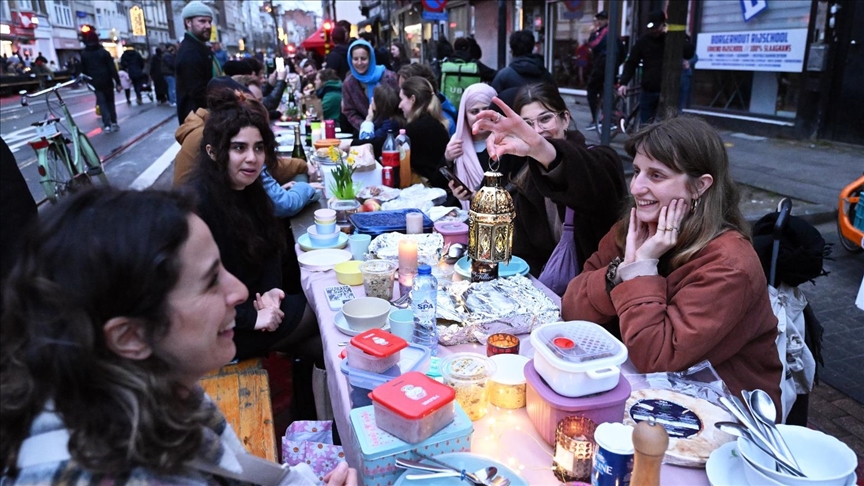 Nouveau record de Belgique : 7 000 personnes célèbrent Pâques et le Ramadan sur une table de 2 kilomètres de long