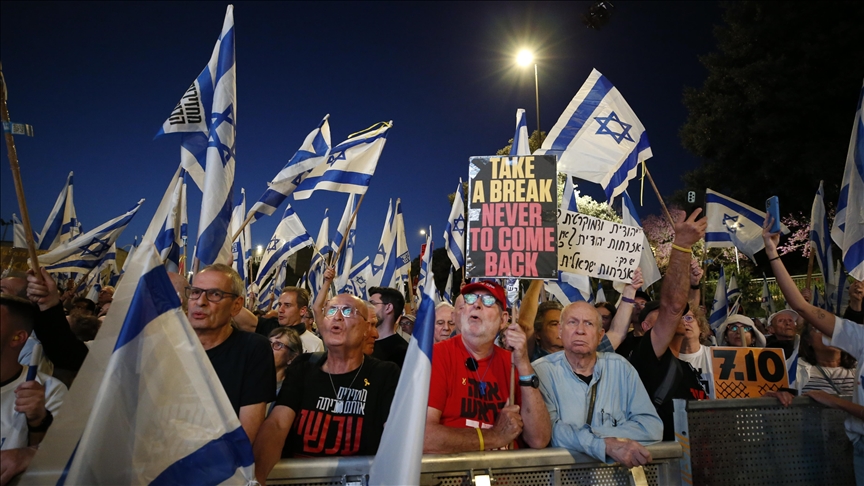 آلاف الإسرائيليين يتظاهرون للمطالبة بإقالة الحكومة وإعادة الأسرى