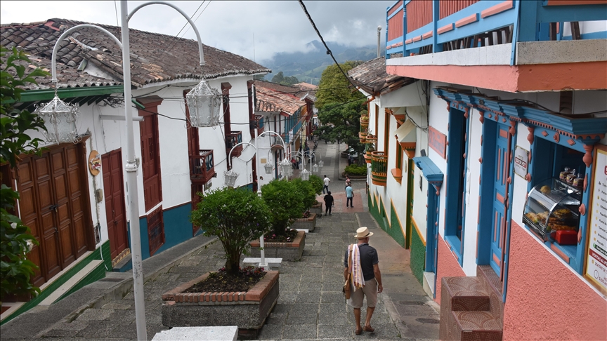 جيريكو.. بلدة سياحية كولومبية تشتهر بصناعاتها الجلدية