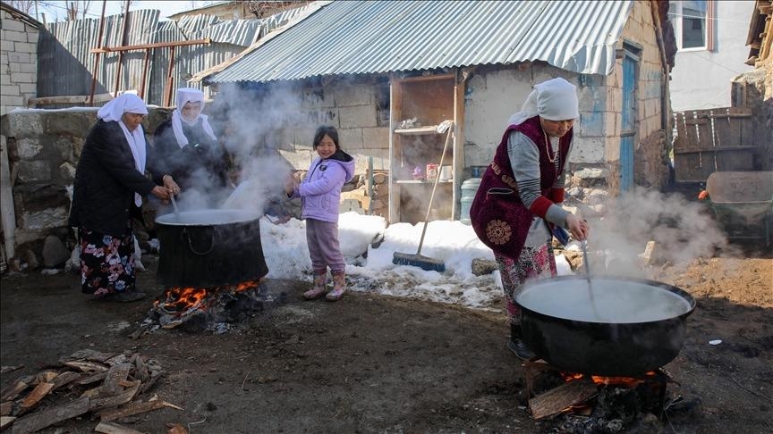 Кыргызские тюрки в турецком Ване собираются за одним столом на Рамазан