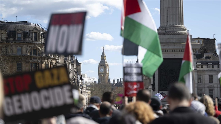 İngiltere'de Filistin destekçileri, İsrail'e silah parçası satan tesisin çatısını ve camlarını balyozla kırdı