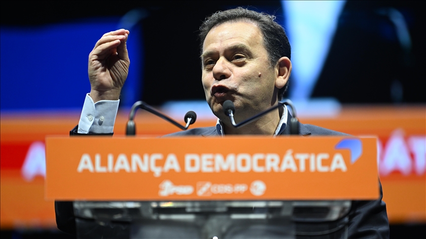 Portugal swears in new conservative government