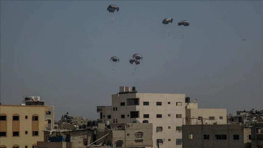 Les Émirats arabes unis effectuent, conjointement avec l'Égypte, le 21e largage d'aide à Gaza