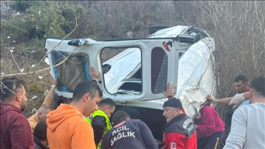 Gümüşhane'de minibüsün uçuruma yuvarlandığı kazada 7 kişi yaralandı 